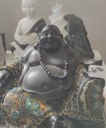 Bouddha bonheur et prospérité Chine L'un des symboles les plus populaires et de meilleur augure est le Bouddha chinois en position assise, connu pour représenter le bonheur et la prospérité, avec vêtements décoratifs en polyester.