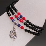 Spécificités Les motifs et couleurs peuvent varier d’une pierre à une autre Les minéraux vendus sont tous uniques. Photo contractuelle. Nous contacter pour recevoir des photos et descriptifs détaillés des pierres , géodes, nodules ou autres minéraux en stock de la même famille que le minéral présenté ici. Les Photos présentés sont la propriété exclusive de Chris-Thérapies. Dimensions: Env 50 cm collier ou bracelet 3 Rangs pour poignée de 17à 19 cm Poids entre 20 et 25 g En Savoir Plus A porter sur le côté gauche du corps ou à placer, à tenir selon les besoins. Attention : son port prolongé peut engendrer tristesse, peur et ennui Entretien et rechargement de la pierre : utilisation d’une géode d’améthyste, bloc de quartz, Rayons solaires et lunaires