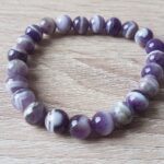 isponible avec des boules , sphères, perles de 4, 6 et 8 mm de diamètre . Bracelet Améthyste Rubanée en pierre 100 % naturelle, fil élastique renforcé, fabrication artisanale française. Dimensions: Environ 18 cm – Adapté aux poignets de 17 à 19 cm environ. Poids entre 10 et 15 g Les motifs et couleurs peuvent varier d’une pierre à une autre. Les minéraux vendus sont tous uniques. Photos contractuelles de produits en vente qui ont servi de modèles. Sauf Photos indiquant la motion « photo non contractuelle » ou issu du catalogue fournisseur en attendant les prises de photos par nos soins. Merci de votre compréhension. Nous contacter pour recevoir des photos et descriptifs détaillés des pierres , géodes, nodules ou autres minéraux en stock de la même famille que le minéral présenté ici. Les Photos présentées sont la propriété exclusive de Chris-Thérapies.