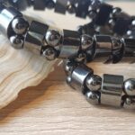 Bracelet Homme Ulysse en Elastique composé d'Hématite. En portant ce bracelet, vous pouvez profiter des effets calmants et énergisants de l’hématite, qui est également associée à l’amélioration de la circulation sanguine et au soulagement du stress Bracelet en pierre naturelle, taillée puis polis à l’eau, fil élastique renforcé, fabrication artisanale française.