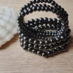 Bracelet en fil de bijoutier composé de sphère d’hématite magnétique. 2 tailles de sphère disponibles Dimension : boules de 6mm et 8mm Puissance : entre 300 et 600 gauss Bracelet en pierre naturelle, taillée puis polis à l’eau, fil élastique renforcé, fabrication artisanale française.