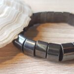 Bracelet Elastique Homme ou Femme en Hématite Demi Cylindre. Pierre de Sang - Elle renforce la vitalité, la volonté de vivre en adéquation avec nos besoins et envies. Elle équilibre les méridiens et le Yin et Yang. Bracelet en pierre naturelle, taillée puis polis à l'eau, fil élastique renforcé, fabrication artisanale française.