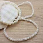 Bracelet élastique composé de boules de Véritables pierres naturelles de Nacre polies. Les qualités régénératrices de la nacre intéressent particulièrement les chercheurs en médecine. Elle présenterait en effet une capacité de régénération osseuse très recherchée en chirurgie réparatrice. En lithothérapie, ce biominéral apporte de multiples bienfaits au niveau de la santé de la personne qui la porte Plusieurs Diamètres disponibles Bracelet en pierre naturelle, fil élastique renforcé, fabrication artisanale française.