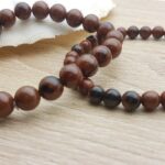 Bracelet élastique composé de boules de Véritables pierres naturelles d’Obsidienne brune polies. L’Obsidienne Brune, est une variété tachetée de rouge acajou et de noir dans des divers proportions. Ses vertus sont similaires à l’obsidienne noire mais elle est plus douce. Plusieurs Diamètres disponibles Bracelet en pierre naturelle, fil élastique renforcé, fabrication artisanale française.