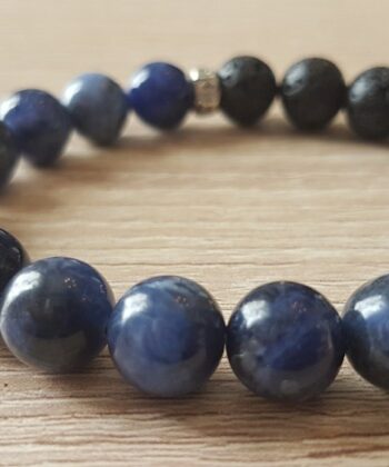 Bracelet élastique composé de boules de Véritables Pierres de Sodalite et de Boules de Lave. 2 Couronnes en Aprêts ( Protection – Communication ) les perles de pierres de lave, à la couleur noire intense, se marient parfaitement à la teinte bleu nuit des perles de sodalite. Bracelet en pierre naturelle, fil élastique renforcé, fabrication artisanale française. Un diamètre unique de 10mm Deux tailles disponibles : Classique femme ou homme de 18 cm env et une grande taille 22cm Bracelet de protection, et d’ouverture vers les autres. Ce bracelet vous offre les vertus de 2 pierres, pour hommes et femmes.