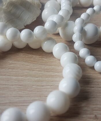 Bracelet élastique composé de White Shell appelée également Perle du Bénitier. C’est une véritable Perle Porte-Bonheur. Les perles de bénitier sont produites par les tridacnes géants. C’est un mollusque géant produisant de magnifiques perles de nacre blanche, semblable à de la porcelaine et d’une grande pureté.