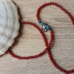 Collier ou Bracelet 3 rangs trèfle, composé de billes de Cornaline d'environ 4mm, monté sur fil élastique, peut être utilisé en collier ou bracelet.