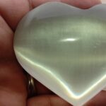 Coeur de méditation en Sélénite Sélénite ou Gypse En forme de Cœur . Poids : 250 g Tailles : environ 6 à 7 cm Les minéraux en forme de cœur sont intemporels et reflètent le bonheur, la joie, la patience et l’amour qui habite en chacun de nous. Porter ou utiliser des cristaux en forme du cœur ouvre l’esprit. Cela aide votre corps à ressentir et à savoir ce que veut votre cœur. Pour la méditation, les minéraux en forme de cœur sont idéaux. Vous pourrez ainsi identifier et comprendre plus facilement la symbolique de ce que votre cœur essaie de vous dire. Cela vous guide dans les diverses étapes de votre vie, et vos relations amoureuses , vos alliances ou vos amitiés. La Forme en cœur de la pierre ,nous fait nous sentir heureux, appréciés, en paix avec nous-mêmes. Nous ne nous sentons plus isolés et ressentons l’amour en nous. Les Pierres en Forme de Cœur sont disponibles dans de nombreuses variétés de minéraux. En commençant par l’incontournable quartz rose., vous pourrez trouver aussi de la cornaline, de la pyrite, des calcites de toutes les couleurs, de la labradorite, de l’aragonite, de la septaria, de la fluorite, des jaspes, et bien d’autres encore.