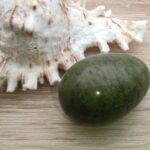 Œuf en Jade Naturel Xinyl Poids : 100 gr environ Diamètre : 3.5 cm environ Hauteur : 5 cm environ Provenance : Province du sud de la Chine