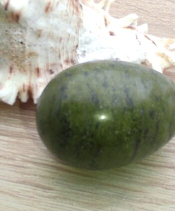Œuf en Jade Naturel Xinyl Poids : 100 gr environ Diamètre : 3.5 cm environ Hauteur : 5 cm environ Provenance : Province du sud de la Chine