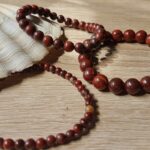 Bracelet élastique composé de boules de Véritables Pierres Naturelles de Jaspe Bréchique polies. La pierre de jaspe bréchique sur le plan physique en lithothérapie. recommandé pour les problèmes de foie, vessie, rein ou poumon et estomac. La pierre de Jaspe Bréchique est efficace contre la perte d’odorat. Elle régule l’assimilation des minéraux dans le corps. Plusieurs diamètres disponibles. Bracelet en pierre naturelle, fil élastique renforcé, fabrication artisanale française.