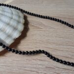 Collier en fil de bijoutier composé de boules de Véritables Pierres de Onyx Noir en forme de Perle avec chainette. Collier en pierre naturelle, fil de bijoutier renforcé, fabrication artisanale française. Fermoir en acier inoxydable sans nickel Dimensions: env 42 cm + chainette