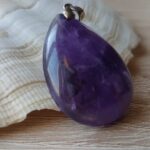 Descriptif : Forme Goutte Dimension 25x35mm Pendentifs en pierre 100% naturelle, fabrication artisanale française. Les motifs et couleurs peuvent varier d’une pierre à une autre. Les minéraux vendus sont tous uniques. Photos contractuelles de produits en vente qui ont servi de modèles. Sauf Photos indiquant la motion « photon non contractuelle » issu du catalogue fournisseur en attendant les prises de photos par nos soins. Merci de votre compréhension. Nous contacter pour recevoir des photos et descriptifs détaillés des pierres , géodes, nodules ou autres minéraux en stock de la même famille que le minéral présenté ici. Les Photos présentées sont la propriété exclusive de Chris-Thérapies.
