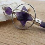 Pendule Merkaba/ Mercaba Dimension : Les pendules font env. 6.5 à 7 x 2.5 cm (sans chainette) Cependant ils peuvent être plus petits ou plus grands selon les arrivages. La chaînette fait env. 16.5 cm Modèle : Pendule Mercaba en Améthyste. Chaque pendule est livrée avec une pochette. Chaque pierre étant unique, celles-ci peuvent présenter des différences avec la photo. Notre but est de vous satisfaire nous choisissons avec soin la pierre que vous commanderez.