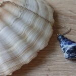 Pendule Divinatoire Sodalite : « Découvrez la sagesse mystique de la Pendule Divinatoire en Sodalite, un outil divinatoire conçu pour amplifier votre intuition et accéder à des connaissances subtiles. La sodalite est une pierre précieuse connue pour ses propriétés favorisant la clarté mentale, l’intuition et la communication spirituelle. Ce pendule divinatoire en sodalite offre une combinaison unique de beauté naturelle et de fonctionnalité divinatoire. Utilisez le Pendule en Sodalite pour obtenir des réponses à des questions importantes, explorer votre intuition ou approfondir vos pratiques divinatoires. Sa chaîne équilibrée et la qualité de la sodalite assurent des mouvements fluides et précis pendant la divination. Que vous soyez novice dans le domaine de la divination ou un praticien expérimenté, le Pendule en Sodalite est un compagnon précieux pour développer votre connexion spirituelle et élargir votre compréhension intuitive. Ajoutez cet élégant pendule à votre collection d’outils divinatoires pour une exploration spirituelle enrichissante. »