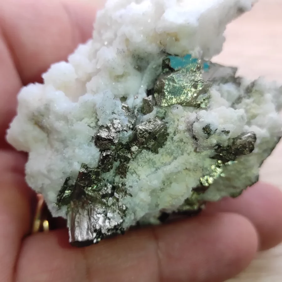 Nodule Pyrite Extra Du Pérou ( Huanzala - Huannuco ) avec Incrustation de magnifiques épis de Cristal de Roche.  Dimension 85x60x50 mm environ Poids 270 g environ