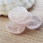 Pierre Plate de Quartz Rose Poli Pour Poche ou Soutien-Gorge En forme de Galet plus ou moins identiques , pièces d’environ 10 à 12 grammes Dimension : env. 2.5 x 3 cm – 8 mm . Ce minéral représente l’amour … La pierre Quartz Rose est aussi une pierre porteuse de paix, d’amour et d’amitié. Elle aide ceux qui la portent à pardonner, mais aussi à respecter, aussi bien eux-mêmes qu’autrui. Ces mini Galets, sont conçus pour être placés dans le soutien gorge, coté Coeur , afin de guérir des blessures du passé.