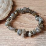 Bracelet Style Baroque en Labradorite. Bracelet élastique strong100 avec de la Labradorite en éclat "Pierre des guérisseurs". Appelée également "pierre des guérisseurs", elle est réputée pour alléger la tête, calmer l’énergie du mental et les ruminations. Agissant comme une éponge émotionnelle, elle aspire les énergies négatives et protège de l'hostilité des agressions extérieures. Plusieurs diamètres disponibles. Bracelet en pierre naturelle, fil élastique renforcé, fabrication artisanale française.