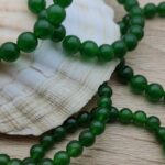 Bracelet élastique composé de boules de Véritables Pierres Naturelles de Jade Taïpeï polies. Il possède les cinq vertus cardinales : la charité, la modestie, le courage, la justice et la sagesse. Le Jade est une pierre de protection qui écarte le mal de son porteur, et y attire la chance et l’amitié. Sur le plan émotionnel, lorsque le Jade est associé au chakra du coeur, il intensifie les sentiments d’amour. Plusieurs diamètres disponibles. Bracelet en pierre naturelle, fil élastique renforcé, fabrication artisanale française.