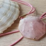 Collier Cordon Quartz Rose Octogonale Pierre d'Amour universel, le Quartz Rose procure l'amour de soi mais aussi vers son prochain. Elle comble les manques affectifs et libère la tendresse. Elle absorbe les énergies négatives et les transforment en vibrations "amoureuses". Elle intensifie l'empathie et la sensibilité, pour favoriser l'acceptation aux changements. Conseillée pour les enfant et les adolescents, elle permet d'atteindre le calme intérieur en soulageant les blessures émotionnelles. Elle répare les carences, les traumatismes. Descriptif : Dimensions: Cordon Env. 60 cm . ( Couleur noir ou rose ) Pendentif de forme Octogonale 30x30 mm env. Pendentif de forme Octogonale 50x30 mm env. Poids entre 20 et 25 gr Les motifs et couleurs peuvent varier d’une pierre à une autre. Les Photos présentées sont la propriété exclusive de Chris-Thérapies.