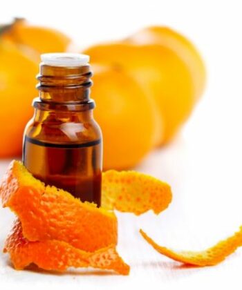 Peu d’huiles essentielles peuvent prétendre être aimées de tous. L’huile essentielle d’orange douce, ou plus précisément l’essence d’écorce d’orange douce, en fait partie. Parfumé, fruité et gourmande, elle est synonyme de vitalité et procure instantanément une sensation de bien-être et de confort. L’huile essentielle d’orange est une véritable huile rassurante pour les petits comme pour les grands. Non seulement elle présente un intérêt pour les troubles digestifs ou anxieux, mais elle parfume également agréablement tout mélange aromatique à masser, diffuser ou manger. Attention : la présence d’aldéhyde, même en petite quantité, oblige à toujours la diluer. Calmante / Sédatif / Stomachique / Antiseptique / Tonifiant digéstif – Troubles digestifs (nausées, brûlures d’estomac, constipation, digestion difficile, dyspepsie) – Maintien d’une bonne hygiène de vie (protection du foie, drainage de la vésicule biliaire) – Troubles cutanés (cicatrisation, peaux grasses, peaux matures) – Amincissement, Cellulite