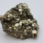 Nodule Pyrite Extra Du Pérou ( Huanzala – Huannuco ) avec Incrustation de magnifiques épis de Cristal de Roche. Dimension 70x50x50 mm Poids 263 g Les minéraux vendus sont tous uniques. Photo contractuelle. Nous contacter pour recevoir des photos et descriptifs détaillés des pierres , géodes, nodules ou autres minéraux en stock de la même famille que le minéral présenté ici.