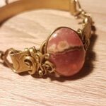 Bracelet Avec une Gemme de Rhodochrosite et laiton Pièce Unique Création et Fabrication française signé Isla Zingara pour Chris-Thérapies.