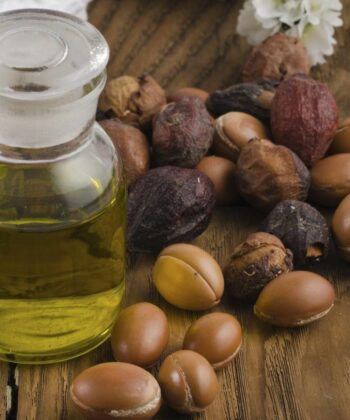 Huile Végétale d'Argan ( Cosmétique ) : "Découvrez l'huile végétale d'Argan, une merveilleuse source de bienfaits pour la peau et les cheveux. Extraite d' amandons de l'arganier, cette huile précieuse est un trésor de la nature reconnu pour ses propriétés hydratantes, régénérantes et nourrissantes. L'huile végétale d'Argan est riche en acides gras essentiels, en vitamines et en antioxydants, ce qui en fait un allié idéal pour lutter contre la déshydratation cutanée. Elle nourrit intensément la peau, contribuant à la maintenir souple et éclatante. Grâce à ses propriétés régénérantes, elle aide à atténuer les marques de vieillissement cutané et à promouvoir une peau plus tonique. Cette huile polyvalente peut également être utilisée pour nourrir les cheveux secs et abîmés. Elle apporte brillance et souplesse, tout en revitalisant le cuir chevelu. Adoptez l'huile végétale d'Argan comme un indispensable de votre routine beauté. Explorez la pureté et l'efficacité exceptionnelle de cette huile cosmétique pour une peau et des cheveux sublimés."