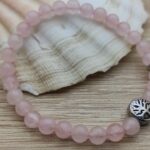 e bracelet vous offre les vertus du Quartz Rose et «L'Arbre de Vie » qui est bien plus qu’un simple accessoire de mode, il incarne un symbole ancien et puissant riche de significations. Conçu sous la forme d’un arbre aux branches délicates et aux racines fermement ancrées, ce pendentif exprime la connexion entre le ciel et la terre, la croissance, la force et l’équilibre