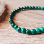 Bracelet élastique composé de boules de Véritables Pierres Naturelles de Malachite polies. La Malachite apaise les douleurs avec ses vertus anti-inflammatoires. Plusieurs diamètres disponibles. Bracelet en pierre naturelle, fil élastique renforcé, fabrication artisanale française.