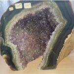 Pierre de Sagesse, elle aide à traverser les difficultés, le deuil. Elle est un bon décontractant musculaire du haut du corps. Elle lutte contre l’acidité gastrique, pour éliminer plus vite les divers éléments nocifs du corps comme l’alcool, les drogues, les toxines. Elle aider à combattre une dépendance, il sera même possible de boire régulièrement des élixirs d’améthyste, en veillant à la bonne création de ce breuvage ou en l’achetant dans un commerce spécialisé. Elle réduit les maux de tête, favorise la cicatrisation.