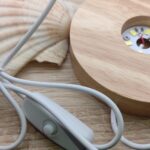 Socle bois avec led prise USB Dimension : 10 cm Une base d'éclairage (lumière chaude), qui offre des effets de lumière. Parfaits pour accentuer des figurines en cristal ou tout autre objet de collection. C'est un excellent accessoire pour l'art du cristal.