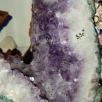 Pierre de Sagesse, elle aide à traverser les difficultés, le deuil. Elle est un bon décontractant musculaire du haut du corps. Elle lutte contre l’acidité gastrique, pour éliminer plus vite les divers éléments nocifs du corps comme l’alcool, les drogues, les toxines. Elle aider à combattre une dépendance, il sera même possible de boire régulièrement des élixirs d’améthyste, en veillant à la bonne création de ce breuvage ou en l’achetant dans un commerce spécialisé. Elle réduit les maux de tête, favorise la cicatrisation.