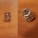 Spécificités de l'Apprêt Intercalaire tube arrondi pour Cordon ou fil bijoutier: Portes breloques ou liens de suspension en cuivre émaillé argenté, aux détails raffinés. Cet apprêt est un tube arrondi pour cordon, ou fil en montage, ou complément pour l'élaboration de vos bijoux (colliers, bracelets, boucles d'oreilles. Descriptif : Dimension : env. 7 x 5 mm Diamètre du trou : 3 mm Poids environ 5 gr