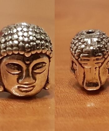 Intercalaire en forme de tête de Bouddha argenté. Perle d’espacement d’une dimension de 1cm, avec diamètre de perçage de 2mm.