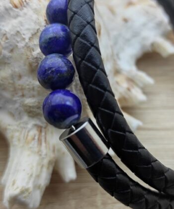 Bracelet 2 rangs de cuir et 5 perles en pierres naturelles de Lapis lazuli Ces bracelets combinent style et résistance grâce à leur fermoir en acier inoxydable. Les perles en œil de tigre apportent une touche d'élégance inégalée au poignet. Le cuir utilisé assure un confort optimal qui dure tout au long de la journée. Diamètre Unique avec des boules de 8mm. Grande taille homme 22cm environ.