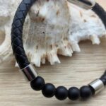 Bracelet cuir et 5 perles de 8 mm d'Onyx noir dépoli Ces bracelets combinent style et résistance grâce à leur fermoir en acier inoxydable. Les perles en œil de tigre apportent une touche d'élégance inégalée au poignet. Le cuir utilisé assure un confort optimal qui dure tout au long de la journée. Diamètre Unique avec des boules de 8mm. Grande taille 21cm environ.