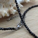 Collier spinelle facetté env. 2mm 41cm , très brillant en provenance de l'Inde, Perles facettées en spinelle de 2 mm avec chaînette de rallonge de 5 cm en acier inoxydable