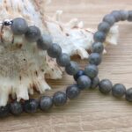 Collier en Labradorite Extra de Madagascar Le collier est monté sur un fermoir en acier inoxydable. Dimension : 4 mm, 6mm et 8mm Poids entre 20 et 45 g