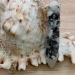 Pendule Égyptien en Pierre de Lune Conditionnement : La pièce Selon les arrivages, les chaînettes sont terminées par une perle ou un anneau. Dimension : Les pendules font env. 3.5 à 6 cm (sans chainette) Cependant ils peuvent être plus petits ou plus grands selon les arrivages. La chaînette fait env. 16.5 cm Selon les arrivages, les chaînettes sont terminées par une perle ou un anneau.