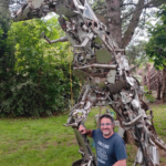 Statue d'art de tyrannosaure en métal recyclé, sculpture en ferraille soudée à la main inspirée des dinosaures. Fabriqué à partir d'écrous, de boulons, d'embouts, de plats, de couverts, casseroles, pièces auto .. et de nombreuses autres pièces de métal recyclé. -Hauteur 3m65 / Largeur 2m20 cm /  -Poids 600kg environ -Matériel : Métal recyclé Artiste : Franck Valentino Afin de ne pas empiéter dans la vie privé de l'artiste, si cette œuvre vous intéresse, contactez nous nous feront le lien avec lui , quant à son prix et la tractation financière, nous vous laisserons le soin de voir avec lui. 