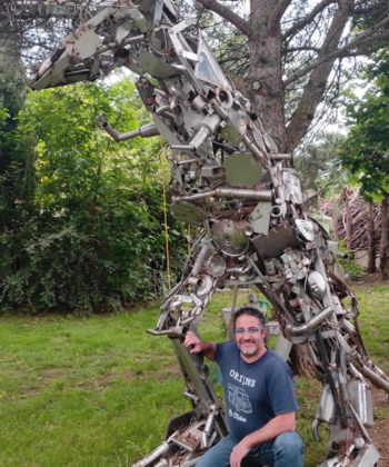 Statue d'art de tyrannosaure en métal recyclé, sculpture en ferraille soudée à la main inspirée des dinosaures. Fabriqué à partir d'écrous, de boulons, d'embouts, de plats, de couverts, casseroles, pièces auto .. et de nombreuses autres pièces de métal recyclé. -Hauteur 3m65 / Largeur 2m20 cm /  -Poids 600kg environ -Matériel : Métal recyclé Artiste : Franck Valentino Afin de ne pas empiéter dans la vie privé de l'artiste, si cette œuvre vous intéresse, contactez nous nous feront le lien avec lui , quant à son prix et la tractation financière, nous vous laisserons le soin de voir avec lui. 