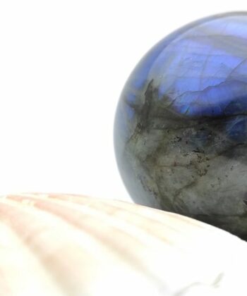 Sphère de Labradorite Extra du Canada : Diamètre 90 mm Poids 600 gr env Sphère de diffusion d'ondes douces : Les minéraux en forme de Sphère sont dans une des formes géométriques les plus douces dans la diffusion de son onde de forme. Idéale à poser proche de soi, dans un lieu où l'on a besoin de calme, de repos ou de sérénité. Si vous choisissez de profiter des bienfaits d'une pierre sur votre table de nuit, préférez toujours une sphère et non une pierre angulaire qui serait plus dans une énergie d'action, contraire à l'effet du repos recherché.