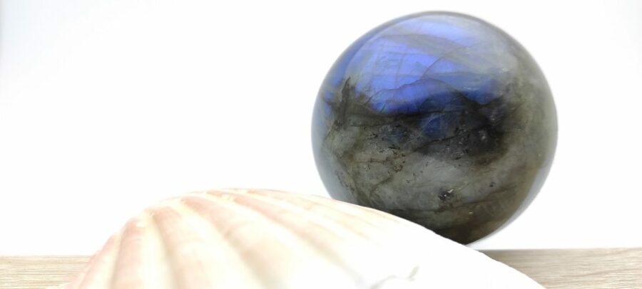 Sphère de Labradorite Extra du Canada : Diamètre 90 mm Poids 600 gr env Sphère de diffusion d'ondes douces : Les minéraux en forme de Sphère sont dans une des formes géométriques les plus douces dans la diffusion de son onde de forme. Idéale à poser proche de soi, dans un lieu où l'on a besoin de calme, de repos ou de sérénité. Si vous choisissez de profiter des bienfaits d'une pierre sur votre table de nuit, préférez toujours une sphère et non une pierre angulaire qui serait plus dans une énergie d'action, contraire à l'effet du repos recherché.