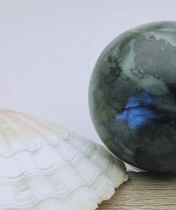 Sphère de Labradorite Extra du Canada : Diamètre 90 mm Poids 600 gr env Sphère de diffusion d'ondes douces : Les minéraux en forme de Sphère sont dans une des formes géométriques les plus douces dans la diffusion de son onde de forme. Idéale à poser proche de soi, dans un lieu où l'on a besoin de calme, de repos ou de sérénité. Si vous choisissez de profiter des bienfaits d'une pierre sur votre table de nuit, préférez toujours une sphère et non une pierre angulaire qui serait plus dans une énergie d'action, contraire à l'effet du repos recherché.