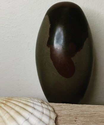 Shiva Lingam ( présenté sur la photo ) Taille 190mm x 110mm Poids 2685 g Les motifs et couleurs peuvent varier d'une pierre à une autre Les minéraux vendus sont tous uniques. Nous contacter pour recevoir des photos et descriptifs détaillés des pierres , géodes, nodules ou autres minéraux en stock de la même famille que le minéral présenté ici.  Les Photos présentés sont la propriété exclusive de Chris-Thérapies.