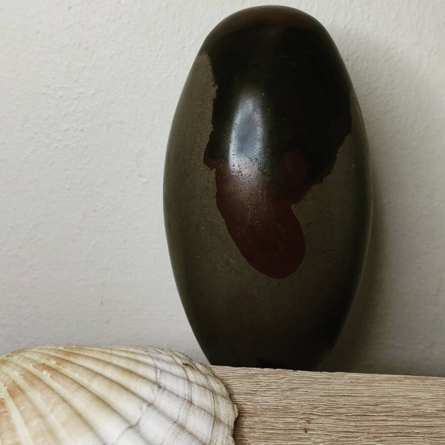 Shiva Lingam ( présenté sur la photo ) Taille 190mm x 110mm Poids 2685 g Les motifs et couleurs peuvent varier d'une pierre à une autre Les minéraux vendus sont tous uniques. Nous contacter pour recevoir des photos et descriptifs détaillés des pierres , géodes, nodules ou autres minéraux en stock de la même famille que le minéral présenté ici.  Les Photos présentés sont la propriété exclusive de Chris-Thérapies.