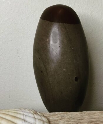 Shiva Lingam ( présenté sur la photo ) Taille 180mm x 95mm Poids 1830 g Les motifs et couleurs peuvent varier d'une pierre à une autre Les minéraux vendus sont tous uniques. Nous contacter pour recevoir des photos et descriptifs détaillés des pierres , géodes, nodules ou autres minéraux en stock de la même famille que le minéral présenté ici.  Les Photos présentés sont la propriété exclusive de Chris-Thérapies.