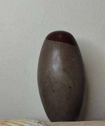 Shiva Lingam ( présenté sur la photo ) Taille 180mm x 95mm Poids 1830 g Les motifs et couleurs peuvent varier d'une pierre à une autre Les minéraux vendus sont tous uniques. Nous contacter pour recevoir des photos et descriptifs détaillés des pierres , géodes, nodules ou autres minéraux en stock de la même famille que le minéral présenté ici.  Les Photos présentés sont la propriété exclusive de Chris-Thérapies.