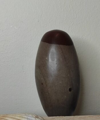 Shiva Lingam ( présenté sur la photo ) Taille 180mm x 95mm Poids 1830 g Les motifs et couleurs peuvent varier d'une pierre à une autre Les minéraux vendus sont tous uniques. Nous contacter pour recevoir des photos et descriptifs détaillés des pierres , géodes, nodules ou autres minéraux en stock de la même famille que le minéral présenté ici.  Les Photos présentés sont la propriété exclusive de Chris-Thérapies.